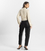 A Calça Corino Alfaiataria - Preto Silêncio é a escolha perfeita para um look moderno e sofisticado. Confeccionada em material sintético de alta qualidade, oferece caimento estruturado e confortável. O cós com revel interno e pences garante um ajuste impe