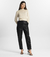 A Calça Corino Alfaiataria - Preto Silêncio é a escolha perfeita para um look moderno e sofisticado. Confeccionada em material sintético de alta qualidade, oferece caimento estruturado e confortável. O cós com revel interno e pences garante um ajuste impe