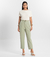A Calça Alfaiataria - Verde Liberdade é a peça que une elegância e sofisticação. Confeccionada em tecido alfaiate de alta qualidade, proporciona um caimento impecável, com corte reto que valoriza a silhueta. Seu design atemporal e estruturado a torna idea