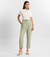 A Calça Alfaiataria - Verde Liberdade é a peça que une elegância e sofisticação. Confeccionada em tecido alfaiate de alta qualidade, proporciona um caimento impecável, com corte reto que valoriza a silhueta. Seu design atemporal e estruturado a torna idea