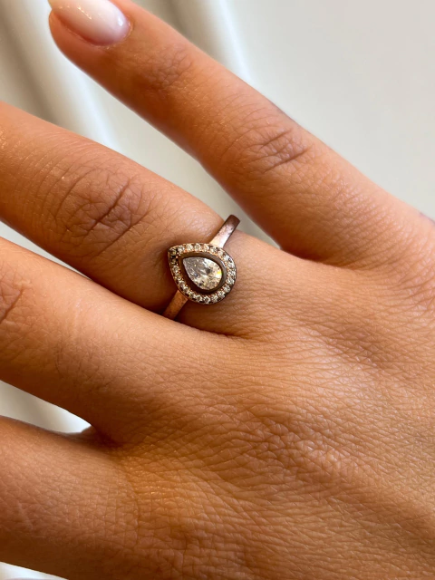 Anillo gota circon