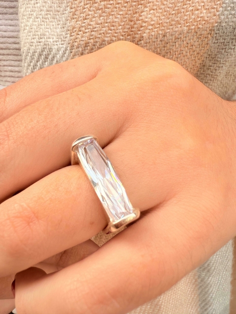 Anillo con circón rectangular