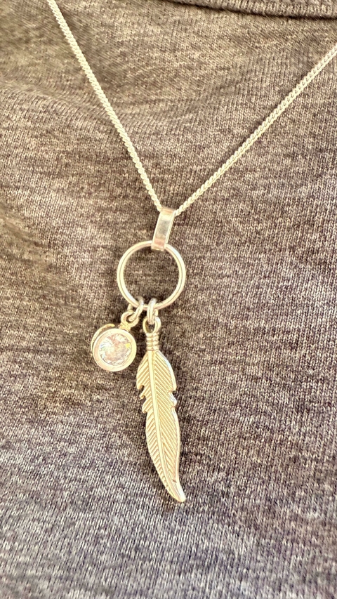 Dije punto luz y pluma