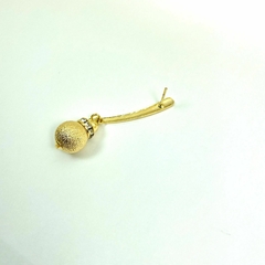 Brinco folheado 18k haste curva bola 12mm craquelada na internet