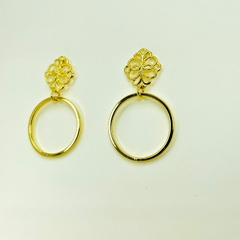 Brinco folheado 18k base escudo e argola pendurada - comprar online