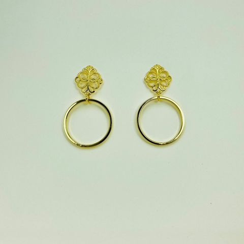 Brinco folheado 18k base escudo e argola pendurada