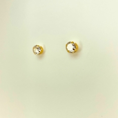 Brinco folheado 18k ponto de luz zirconia 8mm - comprar online