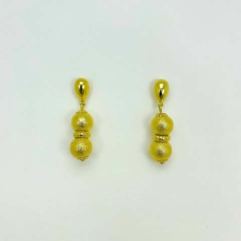 Brinco folheado 18k base oval duas bolas craqueladas pendurado - comprar online