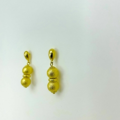 Brinco folheado 18k base oval duas bolas craqueladas pendurado na internet