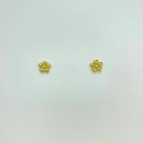 Brinco folheado 18k fixo flor de perola