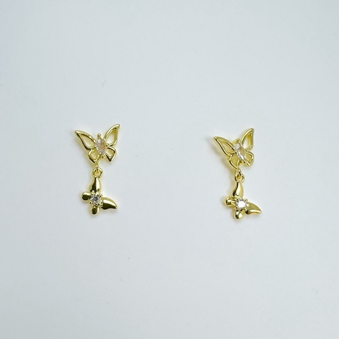 Brinco F18K Uma Borboleta Vazada Uma Borb. Lisa Pendurada Com Zirconias