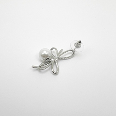 Brinco Biju Branca Fina Laço Duplo Com Zirconia Perola 10mm - Sanferlam