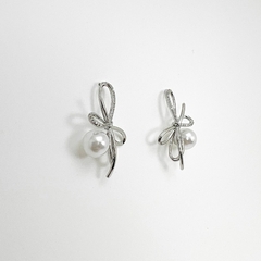 Brinco Biju Branca Fina Laço Duplo Com Zirconia Perola 10mm - comprar online