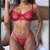 Mulher usando conjunto de lingerie vermelho de renda sem bojo, com detalhes delicados e transparência