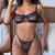 Conjunto de lingerie preto em renda sem bojo, composto por sutiã e fio dental, com detalhes de poás.