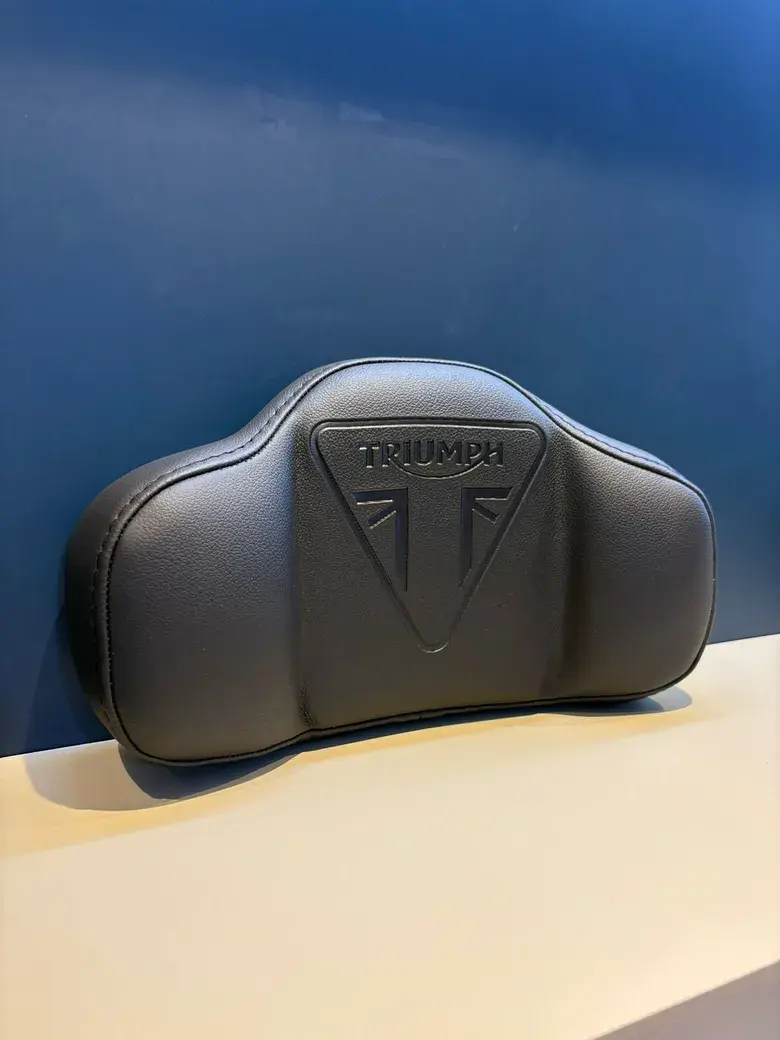 Encosto de baú com logo Triumph em prensa