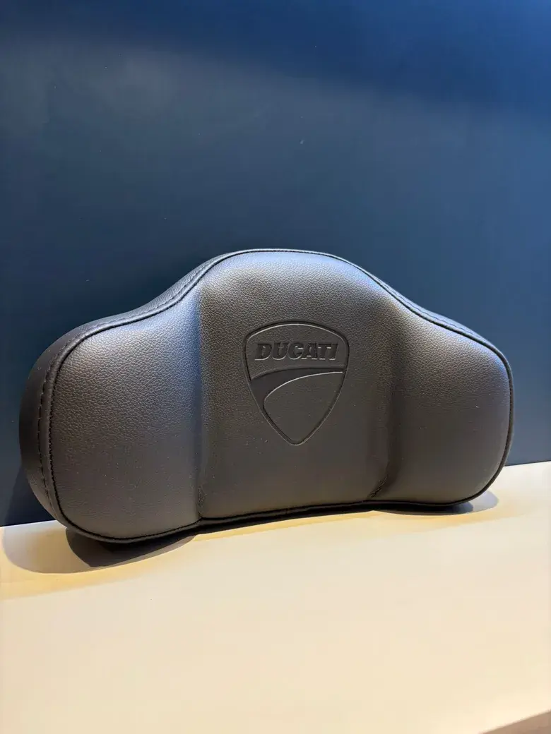 Encosto de baú mais vendido com logo Ducati em prensa