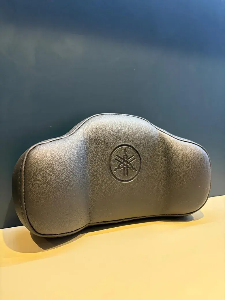 Encosto BP Udia Yamaha em baixo relevo