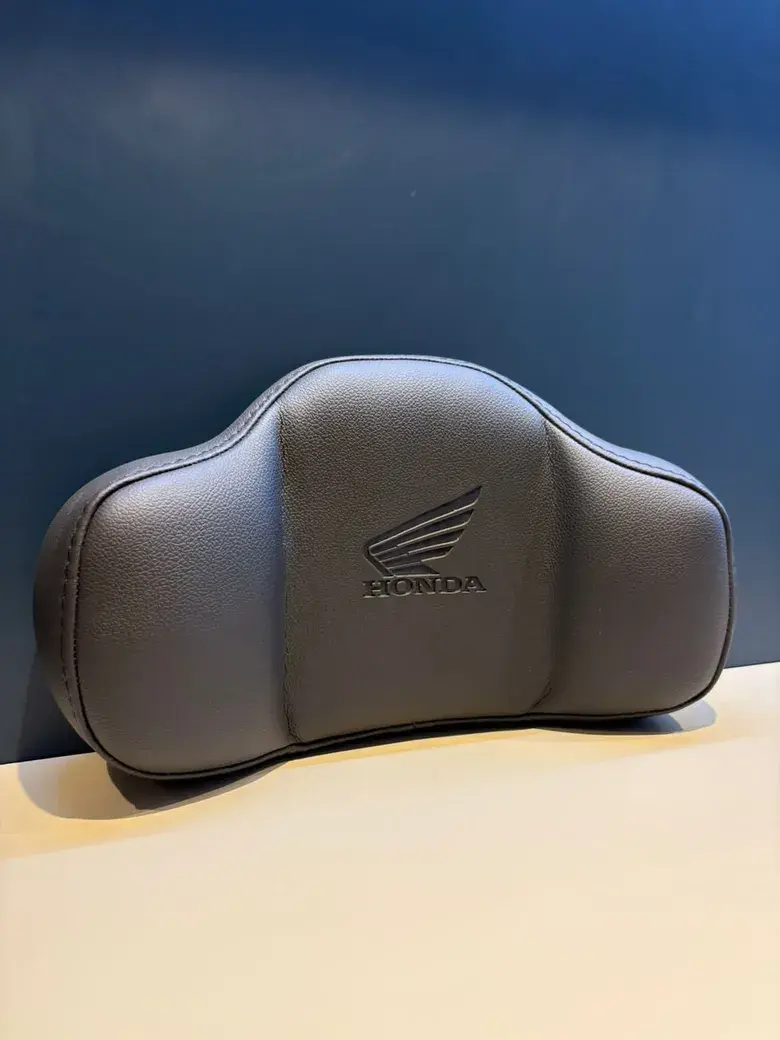 Detalhe do encosto com logo Honda em baixo relevo