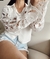 CAMISA MANJGAS ROSAS CALADA NOEL BLANCA/NEGRA - angelita