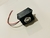 Leitor para I-button com suporte preto e fios vermelho e preto sobre superfície branca