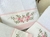 : Kit 3 Peças Fralda Quadriculada Premium Bordada no Barrado – Flores Rosas e Ramos - comprar online