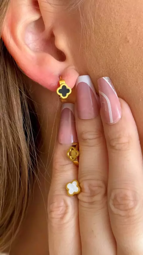 KIT BRINCO TREVO MADRE PÉROLA COM ARGOLAS DE TREVO EM AÇO INOX - comprar online