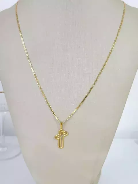 COLAR MASCULINO COM PINGENTE DE CRUZ 3D EM SEMI JOIA BANHADO Á OURO - comprar online