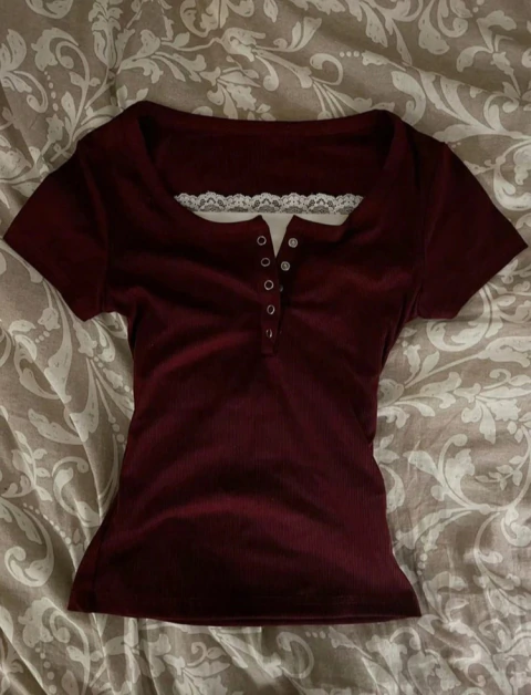 Playera de manga corta con botones y detalle de top con encaje
