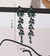 Aretes largos de cristales verde esmeralda en internet