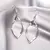 Aretes largos de rombo metálicos