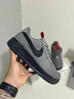 Air Force 1 Cinza C/ Preto e Detalhes Vermelhos - comprar online