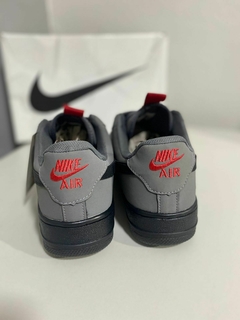 Air Force 1 Cinza C/ Preto e Detalhes Vermelhos - CR PRIME