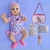 A Bebê Reborn April encanta com seu rostinho alegre e expressão doce, que transmite a pureza e a alegria de um verdadeiro bebê.