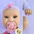 A Bebê Reborn Maddie encanta com seu rostinho alegre e expressão doce, que transmite a pureza e a alegria de um verdadeiro bebê.