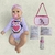 A Bebê Reborn Maddie encanta com seu rostinho alegre e expressão doce, que transmite a pureza e a alegria de um verdadeiro bebê.