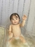 Bebê Reborn Abigail sorrindo, com cabelinho fio a fio, olhos delicados e expressão fofa de felicidade. Boneca realista com detalhes incríveis.
