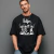 Homem usando camiseta oversized unissex com estampa engraçada snoopy the beagles cantando