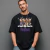 Homem usando camiseta oversized unissex com estampa engraçada e divertida the beagles snoopy cantando