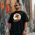 Homem usando camiseta preta com estampa de bulldog francês engraçado andando de skate