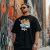 Homem usando camiseta preta oversized com estampa the beagles snoopy engraçada