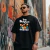 Homem usando camiseta preta oversized unissex com estampa the beagles snoopy divertida