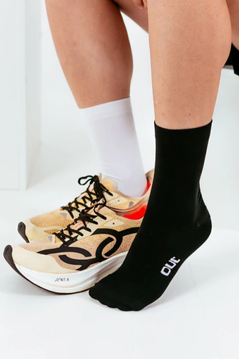 Meia Esportiva Poliamida Cano Médio Unissex Preta | Compressão | Corrida e Academia | OUT Sportwear