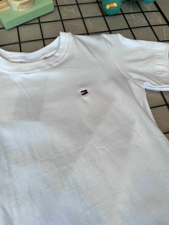 Camiseta Tommy Hilfiger Branca na internet