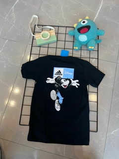 Camiseta Adidas + Disney Preta na internet