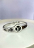 Bracelete Louis Vuitton em aço inoxidável, sinônimo de sofisticação e exclusividade. Com detalhes icônicos da marca e acabamento premium, essa peça co - comprar online