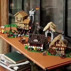 LEGO Icons - 10332 Praça da Cidade Medieval 3304 peças
