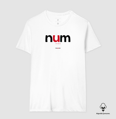NUM – Camiseta Algodão Peruano (Branca – Masculina e Feminina) - Tem Qui Usá