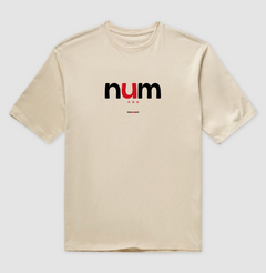 NUM – Camiseta Oversized Unissex (Off White e Areia)