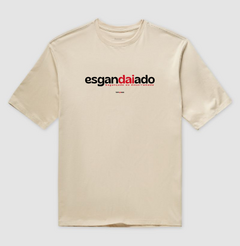ESGANDAIADO – Camiseta Oversized Unissex (Off White e Areia) - comprar online